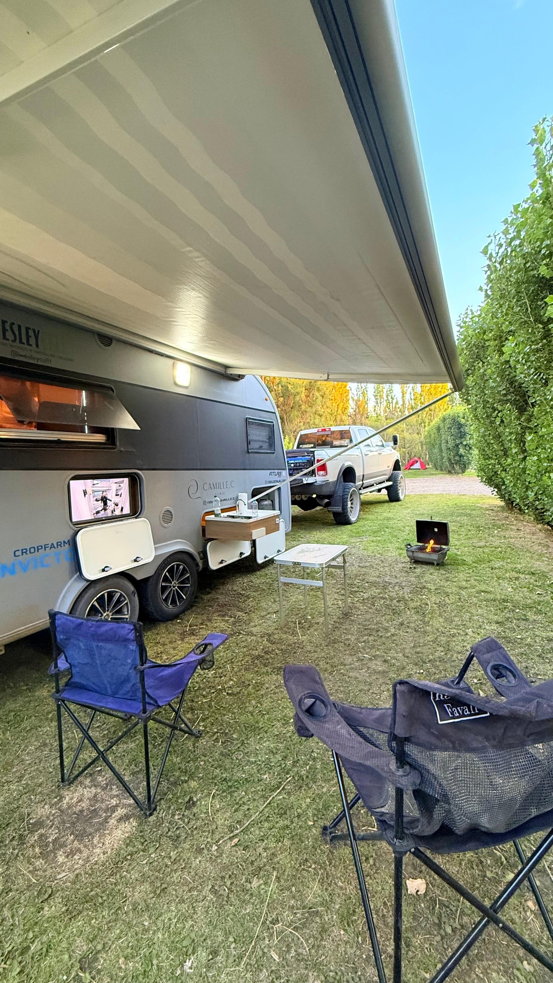 Trailer e Ram 2500 do Buzinaldo estacionados em camping na Patagônia
